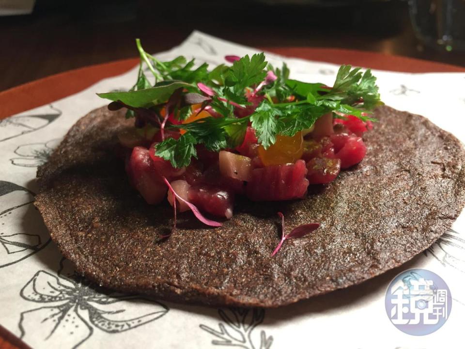 「生牛肉韃靼」以澳洲和牛拌入蘿蔔乾，盛在自製紅藜麥脆餅上，鮮香鹹脆。