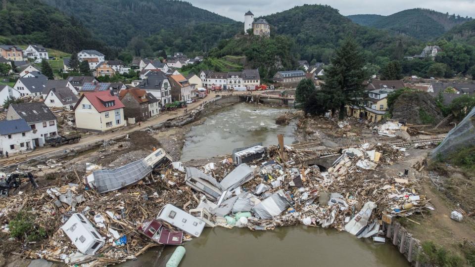 Meterhoch türmen sich Wohnwagen, Gastanks, Bäume und Schrott Mitte Juli an einer Brücke über der Ahr.