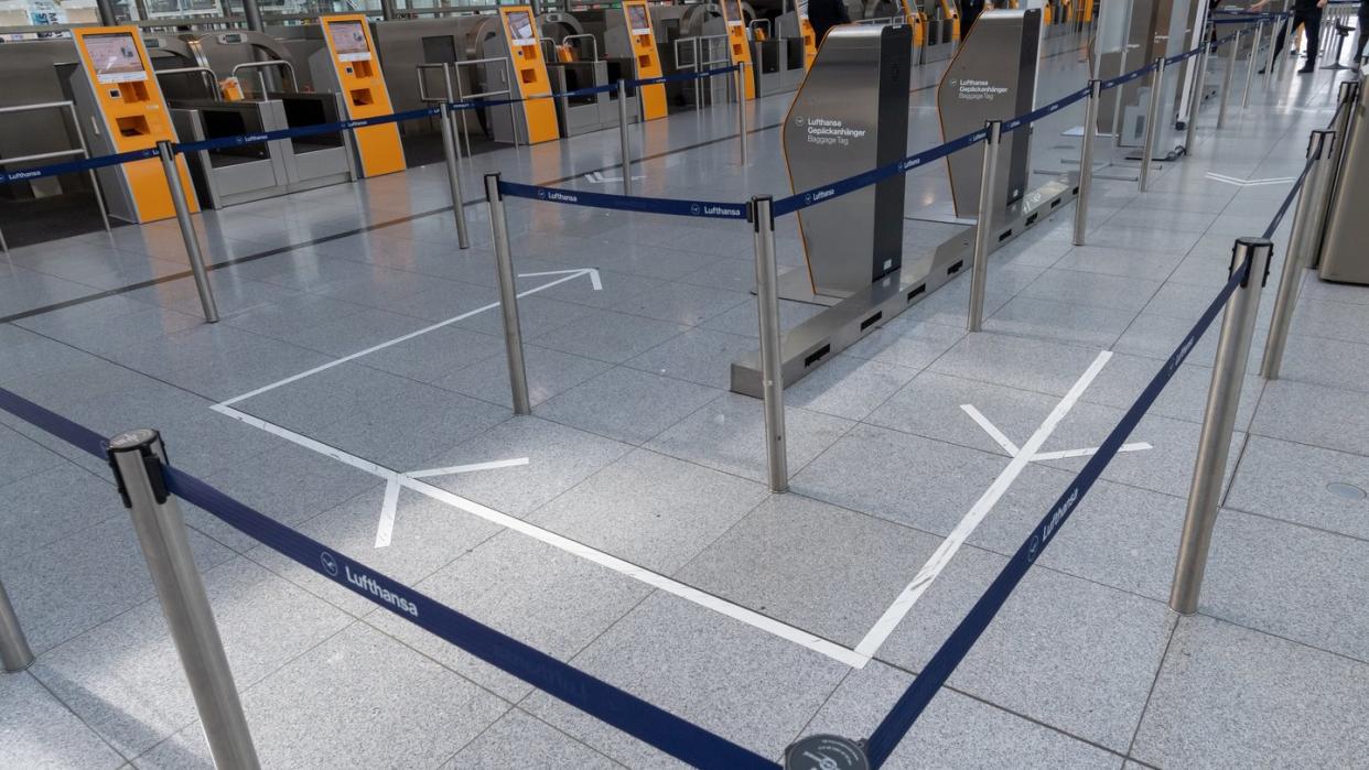 Zu Corona-Zeiten nichts los: Der Eingang zur  Gepäckkontrolle am Flughafen München.