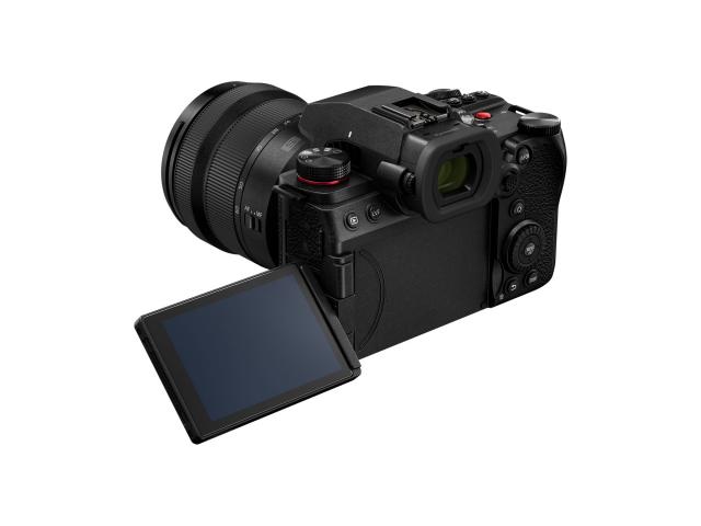 Panasonic debuts its first hybrid autofocus mirrorless cameras