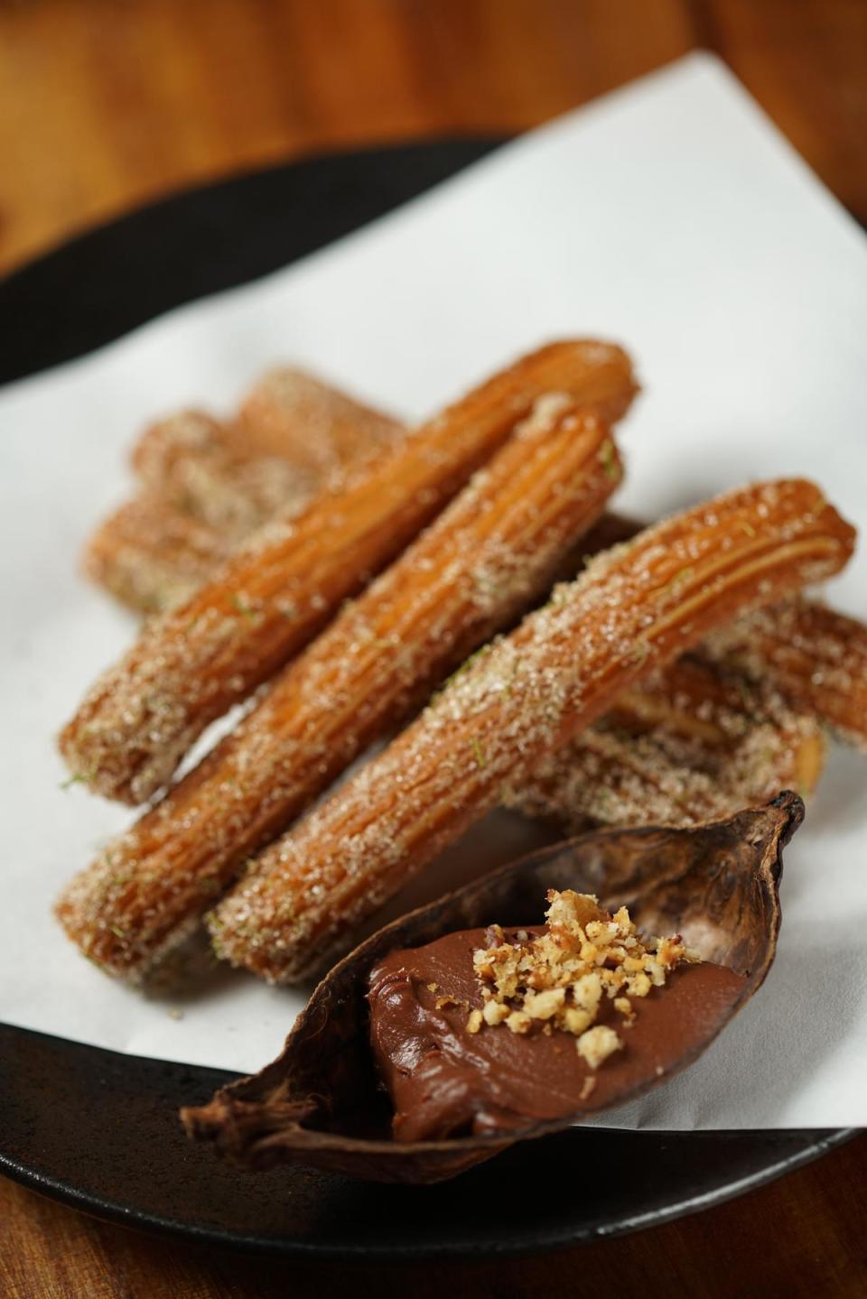 「五葉松吉拿棒」搭配62％福灣巧克力是Akame歷久不衰的招牌甜點，清香酥脆。（200元／份）