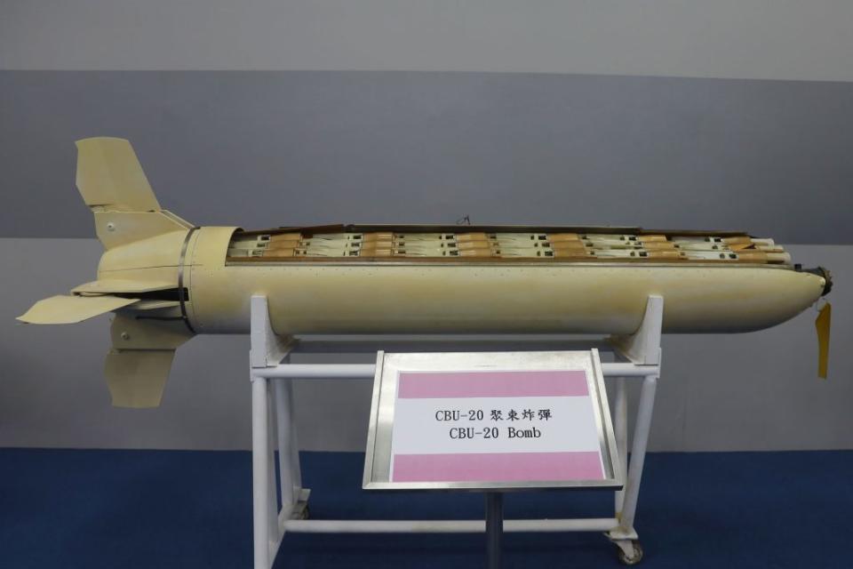 軍備局202廠展出CBU-20聚束炸彈是萬劍彈的「前輩」。(中央社)