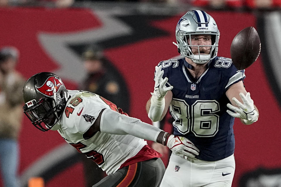 Dallas Cowboys tight end Dalton Schultz (86) vies for the catch against Tampa Bay Buccaneers linebacker Devin White (45) during the second half of an NFL wild-card football game, Monday, Jan. 16, 2023, in Tampa, Fla. (AP Photo/Chris Carlson)