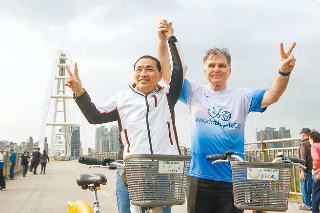 新北市長侯友宜（左）13日與世界自行車日發起人Leszek Sibilski（右）一起推廣新北市自行車友善騎乘環境。（鄧博仁攝）