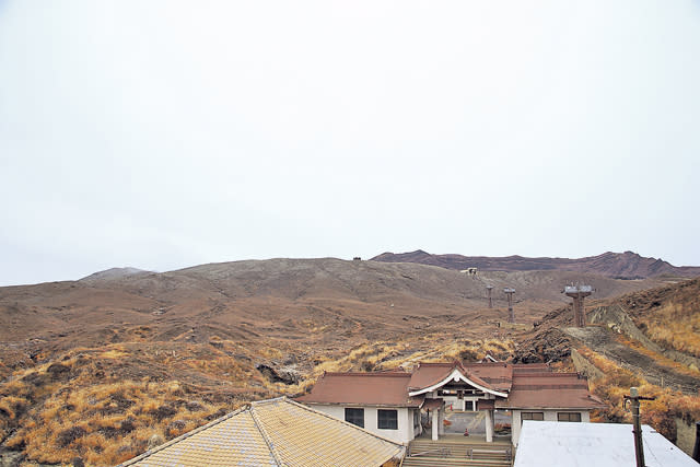 仔細看阿蘇山西站，纜索道及下方的神社嚴重受地震破壞，復修需時。（湯炳強攝）