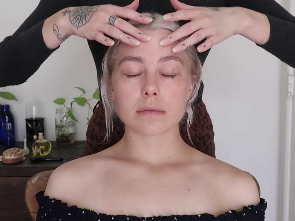 Phoebe Bridgers is given an ‘ASMR massage’ by YouTube star ItsblitzzzYouTube/Itsblitzzz