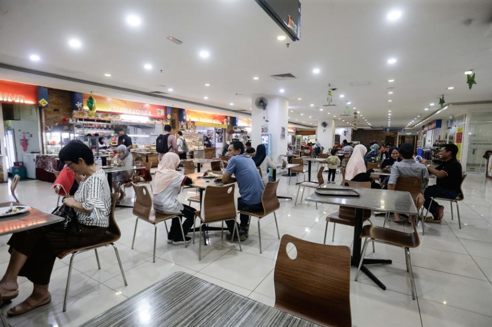 Patrons are seen dining at a food court in Shah Alam September 19, 2023. ― Picture by Sayuti Zainudin