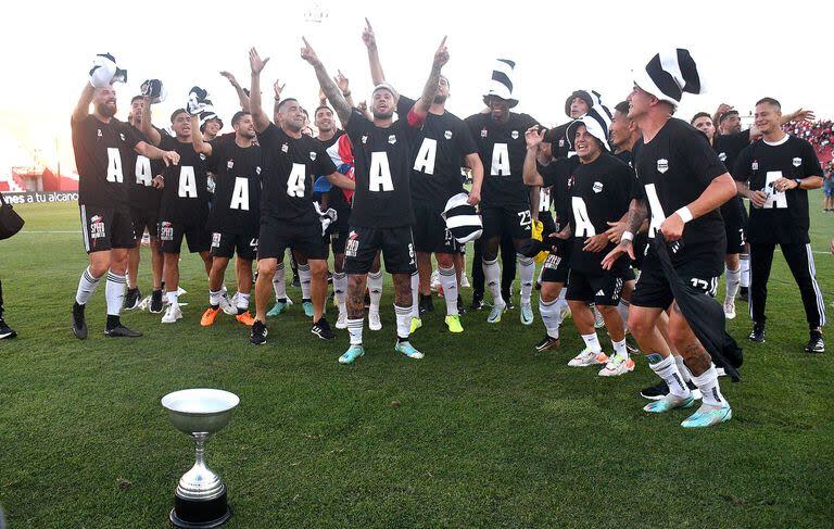 Los jugadores de Deportivo Riestra festejan el ascenso a la primera división tras vencer por 1-0 a Deportivo Maipú en Córdoba