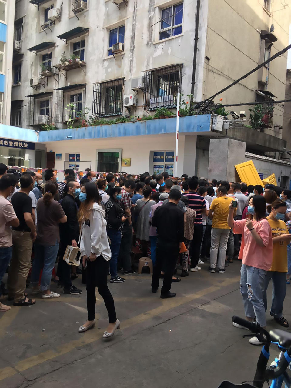 Wuhan residents in Jiang'an District crowd a COVID-19 testing station on May 19. Source: Australscope/AsiaWire