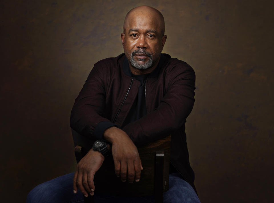 El cantautor Darius Rucker posa para un retrato en Los Angeles el 21 de agosto de 2023, para promover su álbum "Carolyn's Boy". (Foto AP /Chris Pizzello)