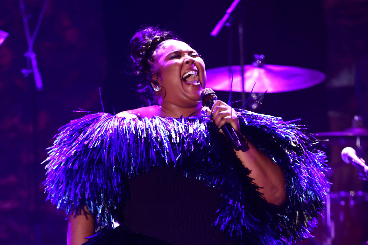 Lizzo, ici se produisant lors du gala pré-Grammy de la Recording Academy à Beverly Hills, en Californie, le 4 février 2023.