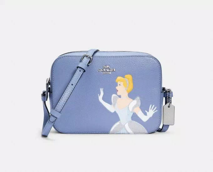 Bolso mini Disney X Coach con Cenicienta. Imagen vía Coach Outlet.