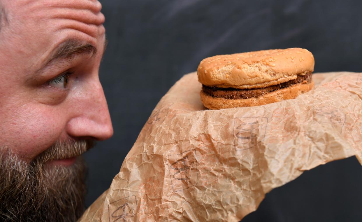 Das Foto ist mittlerweile fünf Jahre alt: Casey Dean schaut sich seinen Burger genau an. Gekauft hat er ihn im Jahr 1995