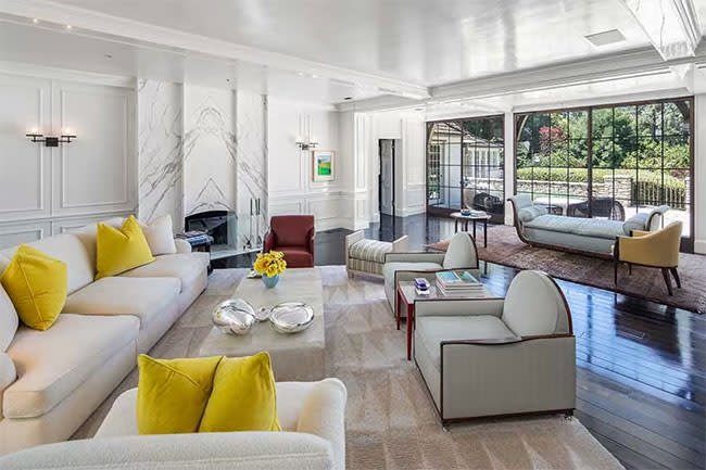 Jennifer-Aniston-former-home-living-room