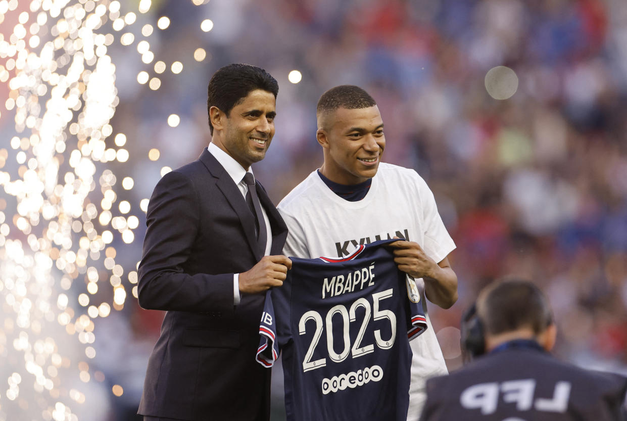 Soccer Football - Ligue 1 - Paris St Germain v Metz - Parc des Princes, Paris, France - May 21, 2022 Paris St Germain's Kylian Mbappe poses for a photo with Paris St Germain president Nasser Al-Khelaifi after signing a new contract REUTERS/Christian Hartmann