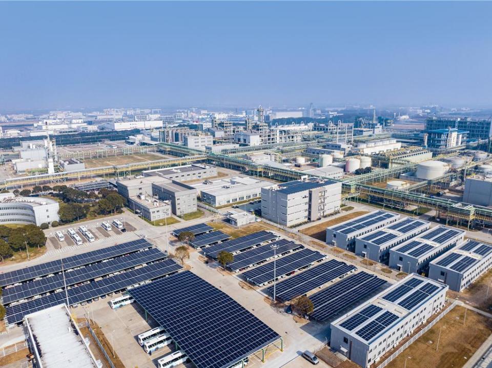 科思創上海一體化基地的大型分散式太陽能發電設施已於日前正式啟用，預計每年可發電600萬度，用於基地日常營運。圖／科思創提供