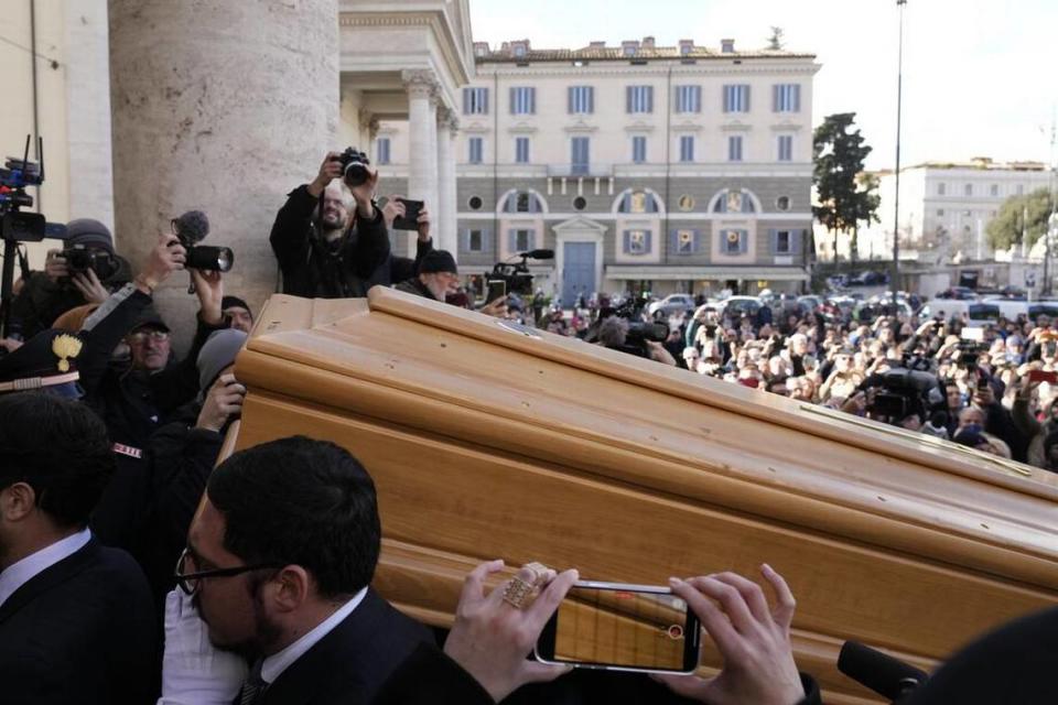 El ataúd de la difunta leyenda del cine Gina Lollobrigida sale de la iglesia de Santa María en Montesanto después de la ceremonia fúnebre, el jueves 19 de enero de 2023. (Foto AP/Gregorio Borgia)