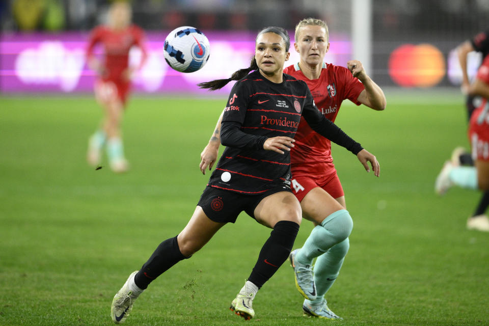 Portland Thorns FC forward Sophia Smith, left, looks at the ball next to Kansas City Current defender Hailie Mace (4) during the first half of the NWSL championship soccer match, Saturday, Oct. 29, 2022, in Washington. (AP Photo/Nick Wass)
