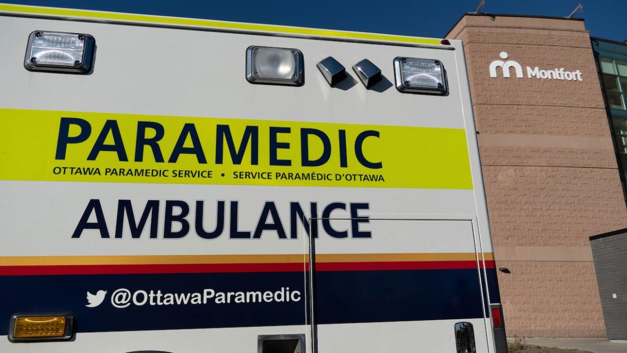 The Ottawa Paramedic Service was among the emergency crews called to a single-vehicle crash in the rural west Ottawa community of Dunrobin on Saturday. It says the only woman in the vehicle died at the scene. (Jean Delisle/Radio-Canada - image credit)
