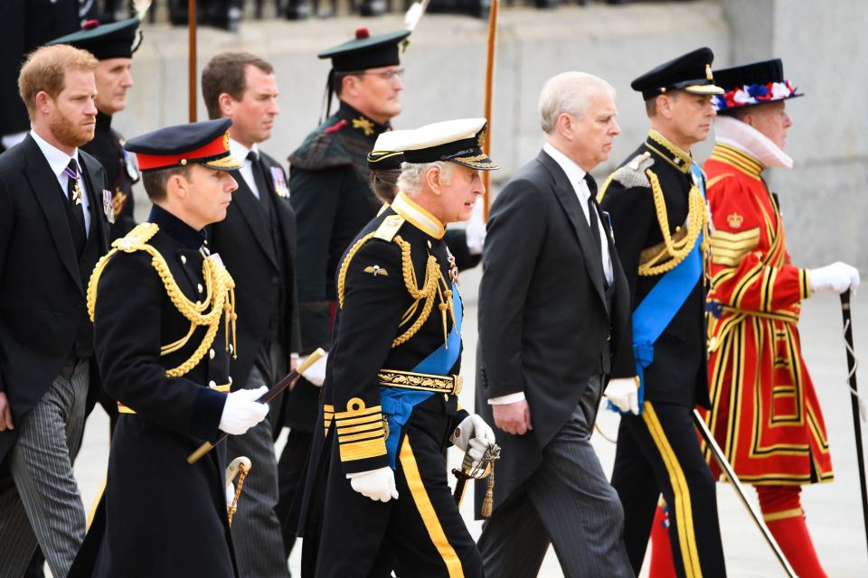 安德魯王子（右三）因涉事被拔軍階，不被允許穿榮譽軍裝送女王最後一程。（AFP）