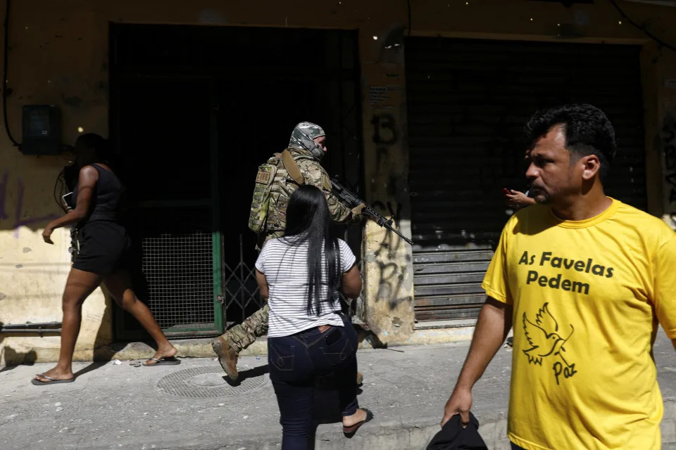 Durante todo o dia de ontem, moradores desesperados usaram carros particulares para levar corpos abandonados na comunidade para a UPA (Unidade de Pronto-Atendimento) do Alemão. Os mortos na operação foram ignorados por Bolsonaro. (Foto: REUTERS/Ricardo Moraes)