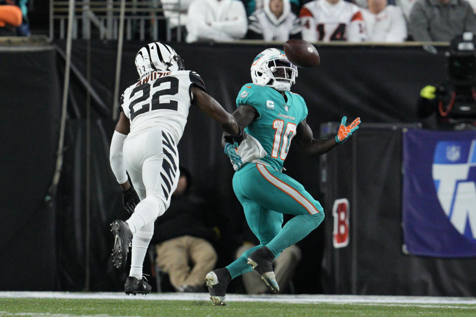 Miami Dolphins' Tyreek Hill (10) makes a catch against Cincinnati Bengals' Chidobe Awuzie (22) during the second half of an NFL football game, Thursday, Sept. 29, 2022, in Cincinnati. (AP Photo/Jeff Dean)
