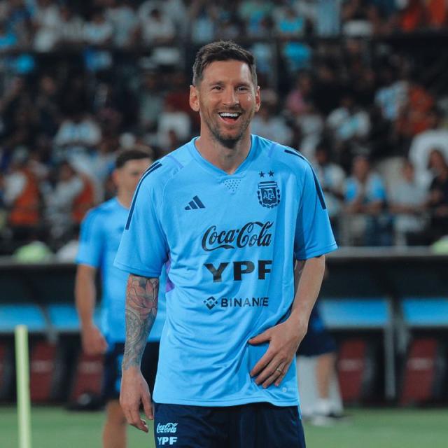 Selección Argentina  Leo Messi y el look que recorrió el mundo: cuánto  cuesta la exclusiva playera que nadie puede comprar