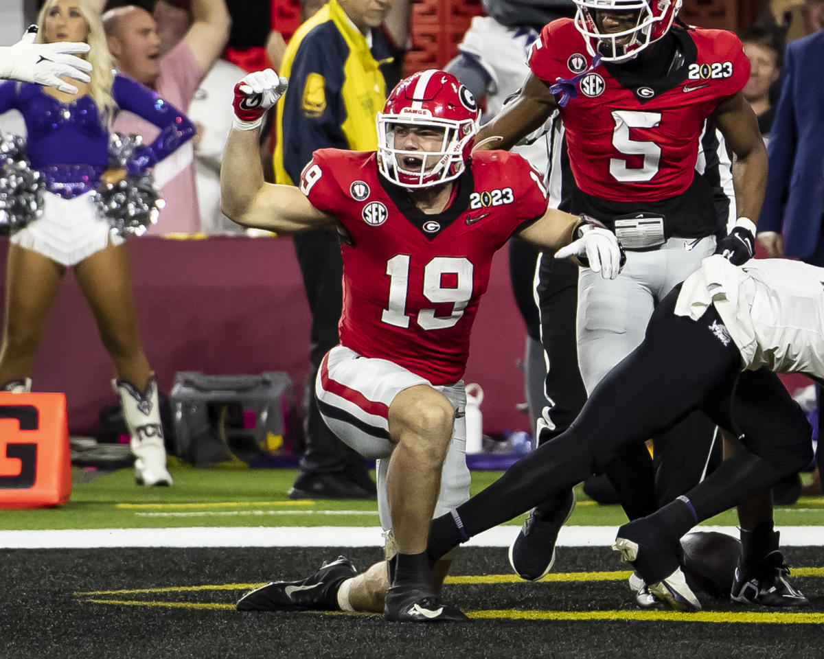 Georgia Football: Brock Bowers Feel The Bowers, Youth T-Shirt / Medium - College Football - Sports Fan Gear | BreakingT