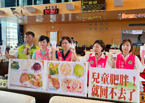 蕭隆澤（左起）等多位議員6/13針對兒童肥胖率問題，要求市長盧秀燕以白開水取代可樂。台中市議員陳雅惠服務處提供