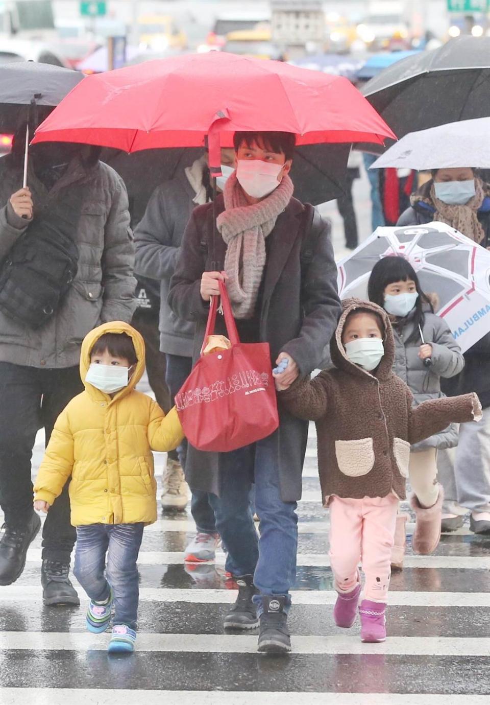 寒流來襲，台北民眾穿著禦寒衣物出門。（資料照片 趙雙傑攝）