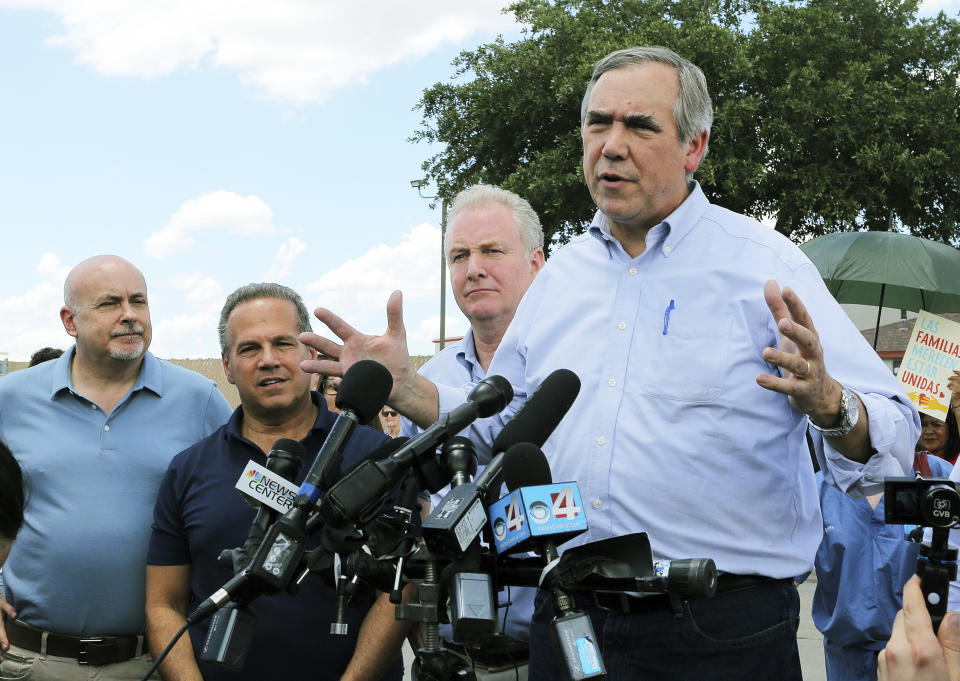 Sen. Jeff Merkley, right