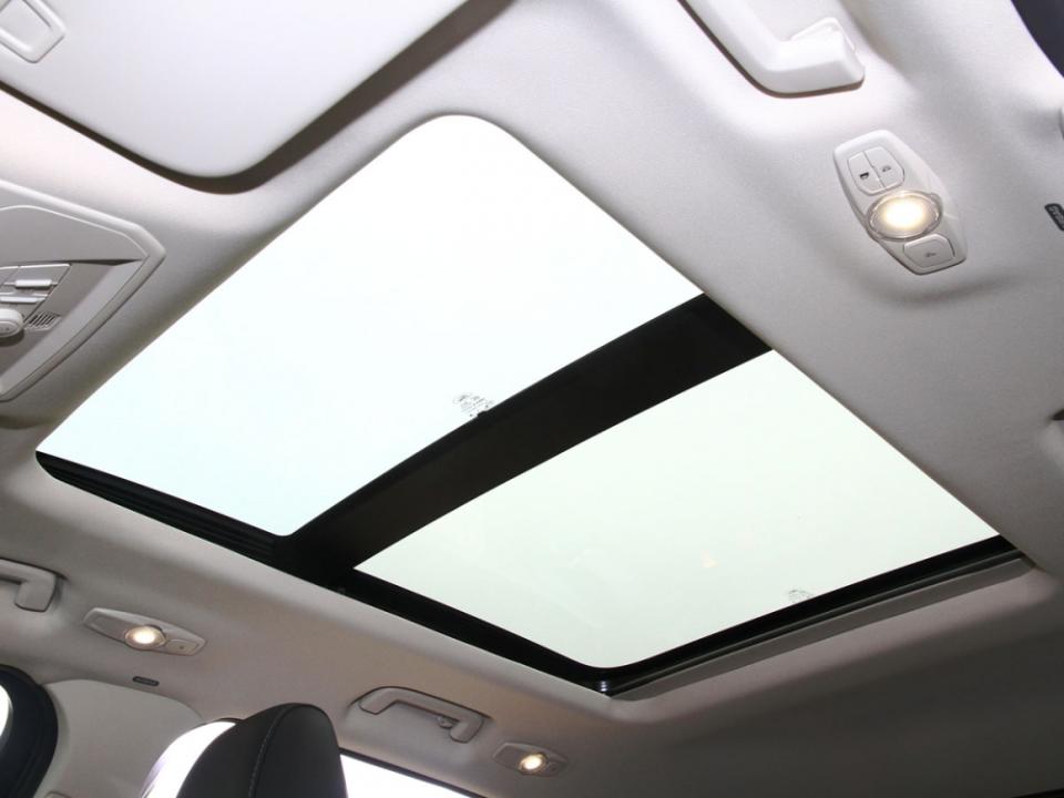 大面積的全景式電動天窗，可降低乘坐時的頭部壓迫感。