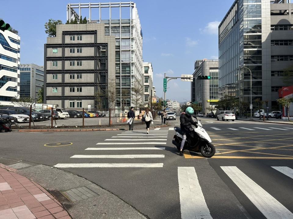 今(20)日清晨大陸冷氣團影響，北部、東北部及東部天氣偏冷，其他地區早晚偏冷，而白天陽光下天氣舒適。   圖：林岑韋／攝