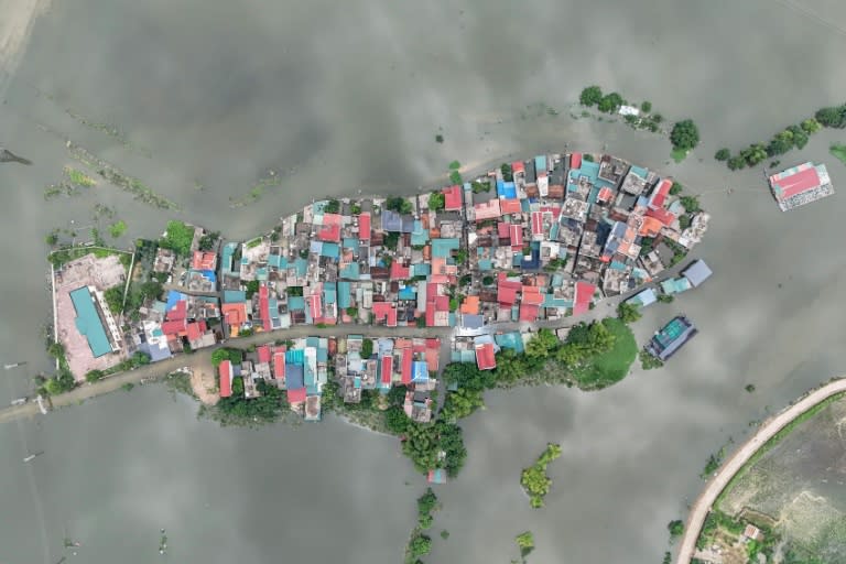 Vista aérea de un pueblo rodeado por las aguas tras inundaciones, cerca de Hanói, el 28 de julio de 2024 (Nhac NGUYEN)