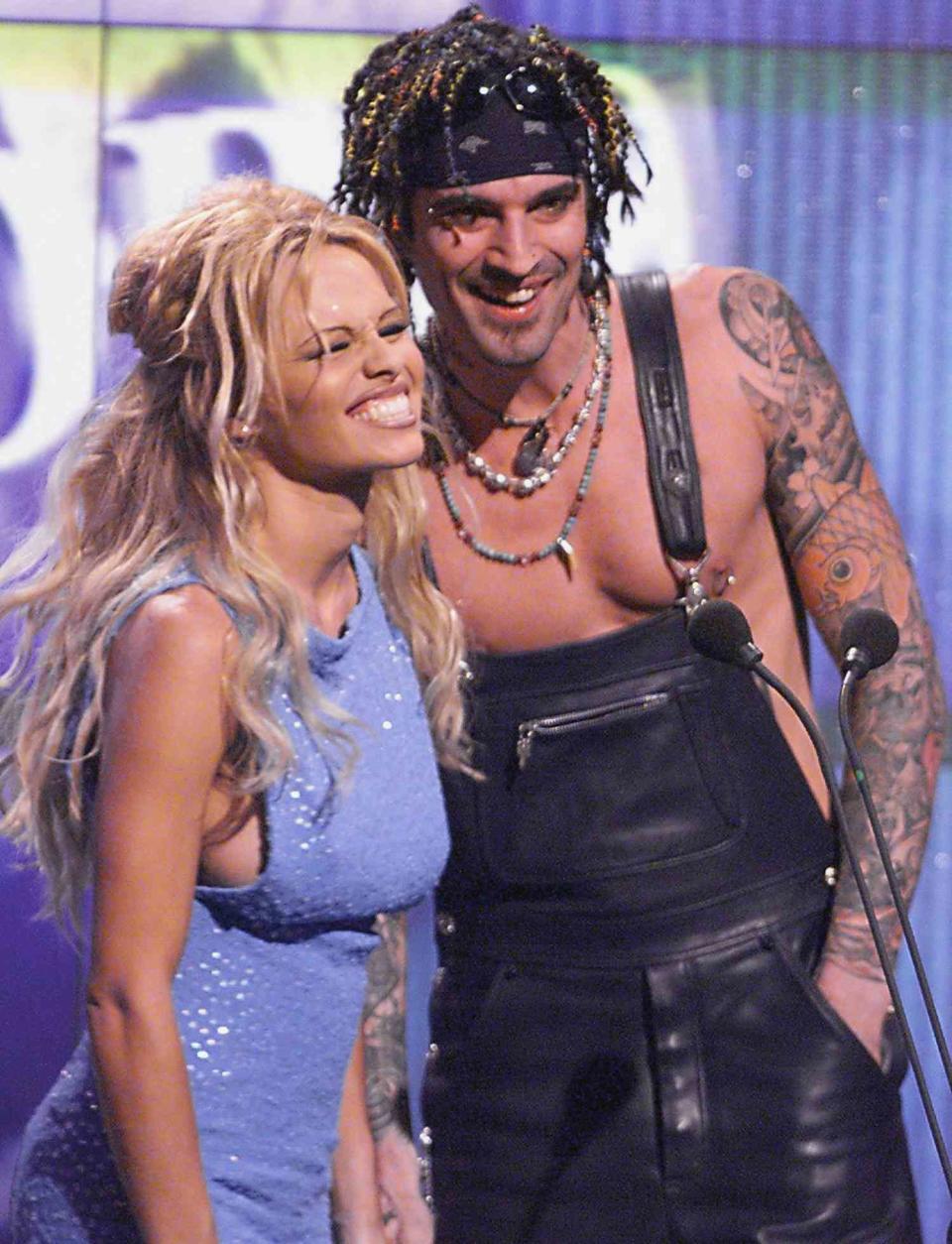 Pamela Anderson avec her husband, US rocker Tommy Lee, present 06 May 1999 in Monaco the World Music Awards ceremony for best record sales