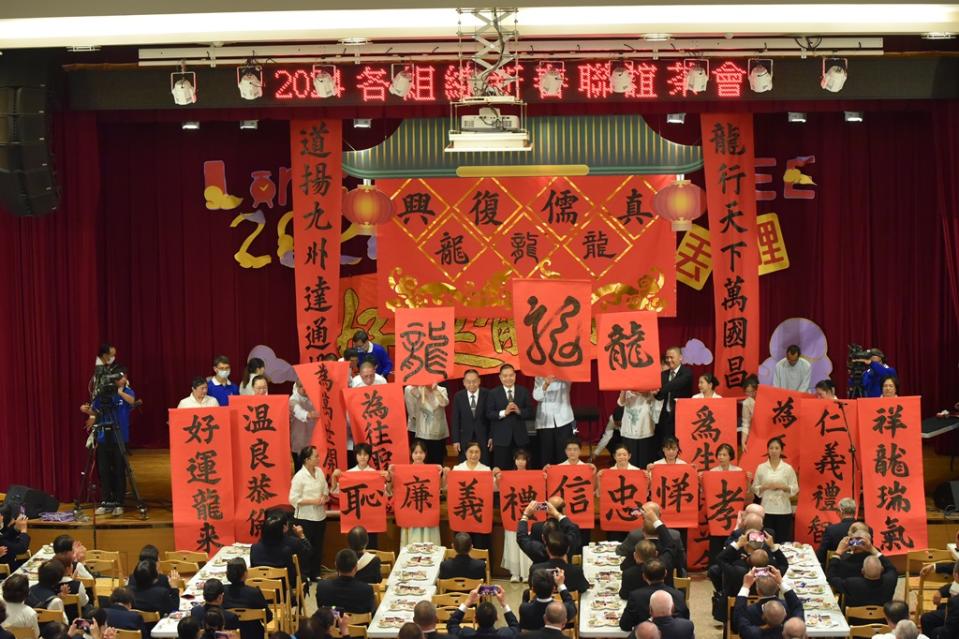 來自全臺各地貴賓、各組線道場前人、點傳師、講師、壇主、人才及道親共計1,300餘位齊聚一堂。 (圖/記者謝榮浤翻攝)