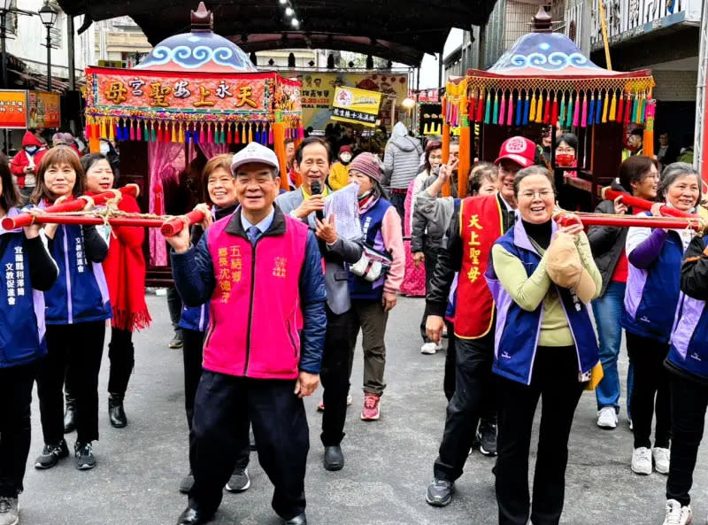 ▲五結走尪路跑每年都在元宵節舉辦，內容包括抬神轎、拜媽祖、走尪、尪揹某競賽和路跑等活動。（圖／五結走尪路跑嘉年華FB）