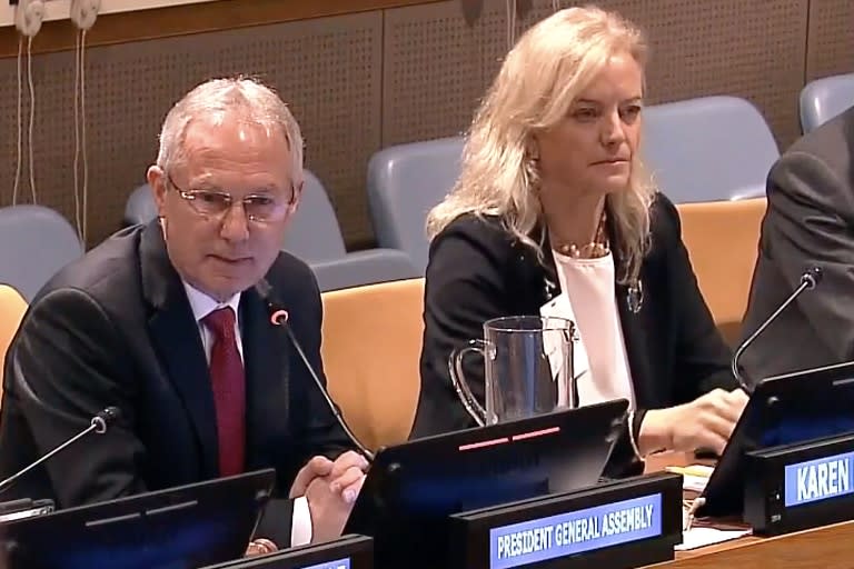 Una foto de su participación reciente en la Asamblea General (AG) de las Naciones Unidas, mayo 2023, junto al presidente de la AG, disertando sobre cómo la ciencia y el pensamiento crítico pueden contribuir a la solución de los desafíos globales