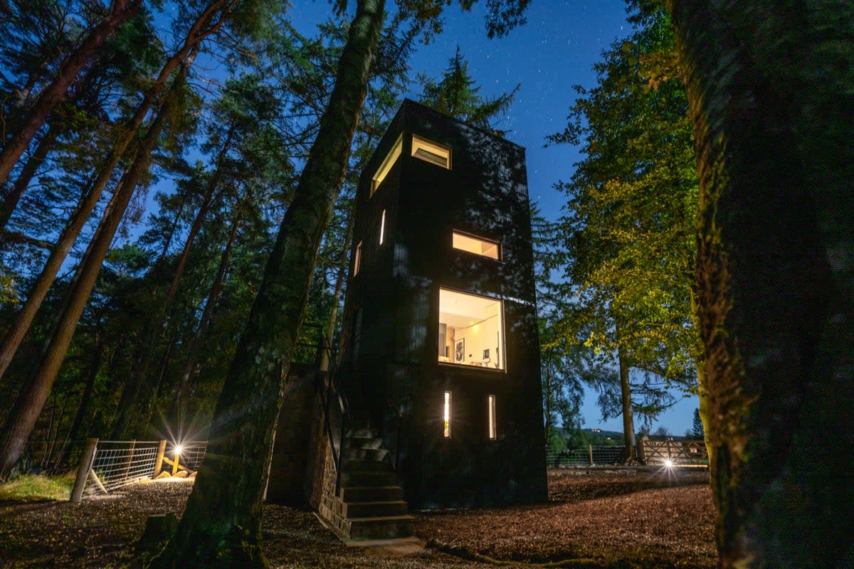 The exterior of Raven at night (Hesleyside Huts)