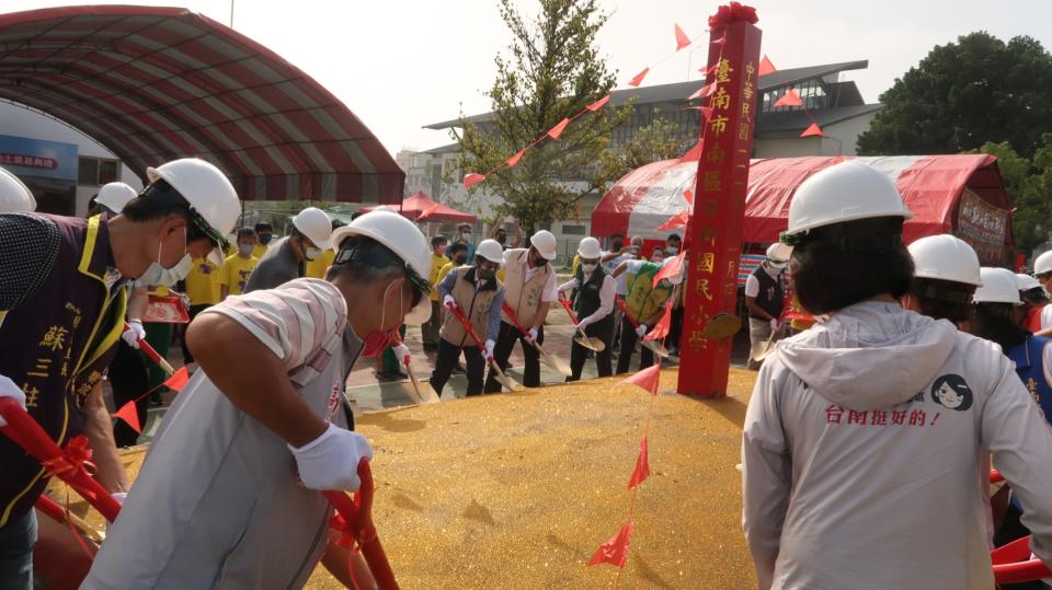 南區日新國小新建幼兒園工程4日進行動土典禮。（記者施春瑛攝）