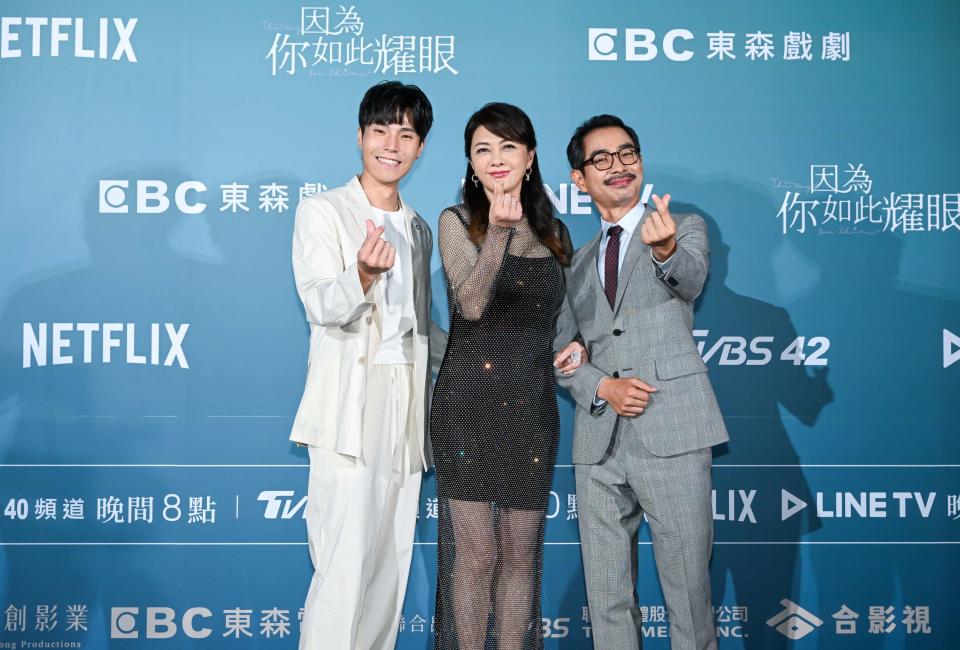 ▲唐振剛 (左起)、葛蕾、謝其文三人劇中飾演黃家一家人。