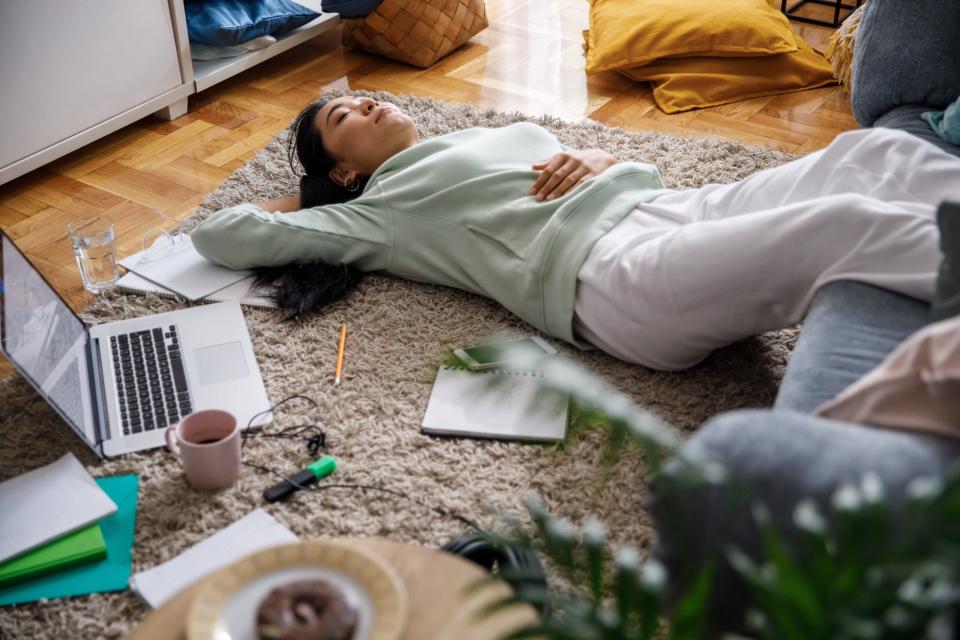 Manchmal fällt es Menschen schwer, sich zu entspannen, weil ihre Gedanken rasen - dann kann es helfen, sich auf dem Boden auszustrecken (Bild: Fotostorm Studio / Getty Images)