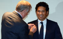 Simon Crean Australian Minister for Regional Australia, Regional Development and Local Government, presents the membership of The Order of Australia to Indian cricketer Tendulkar in Mumbai on November 6, 2012. AFP PHOTO/ INDRANIL MUKHERJEE