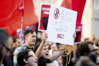 <p>Eine Frau kann ihre momentane Situation nicht fassen. Auf ihrem Schild steht geschrieben: „Ich kann nicht glauben, dass ich noch immer gegen Nazis protestiere.“ (Bild: AP Photo) </p>