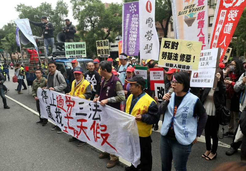 20171123-抗議勞基法修法群眾於立法院外遊行，與警方進行對峙。（蘇仲泓攝）