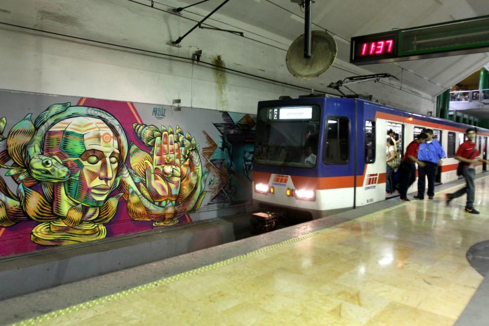 MONTERREY, NUEVO LEÓN, 13OCTUBRE2015.- La estación del metro Cuahutemoc en Monterrey, fue sede de expresión de grafiti como parte de las actividades del Festival Internacional “Meeting of Styles” 2015 donde artistas urbanos nacionales e internacionales muestran su arte en murales de diferentes partes del mundo. FOTO: GABRIELA PÉREZ MONTIEL / CUARTOSCURO.COM