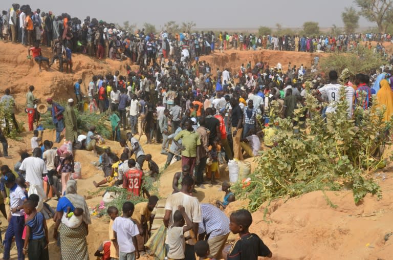 Scores of people descend on Kafa-Koira hoping to extract a bit of gold