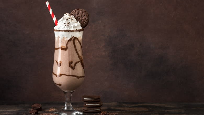 A Mudslide cocktail garnished with Oreo cookies