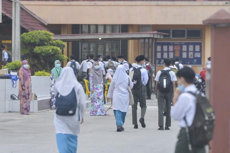 A total of 21,316 students did not complete their education and dropped out of schools during March 2020 to July 2021, the Education Ministry has said. &#x002014; Picture by Miera Zulyana
