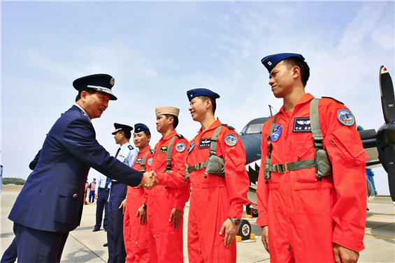 S-2T型2206號反潛機自民國74年接收服役至今年除役，捍衛臺海達30年，空軍官校校長張延廷少將慰勉完成最後一次飛行任務的組員辛勞。（軍聞社記者姜大宇攝）